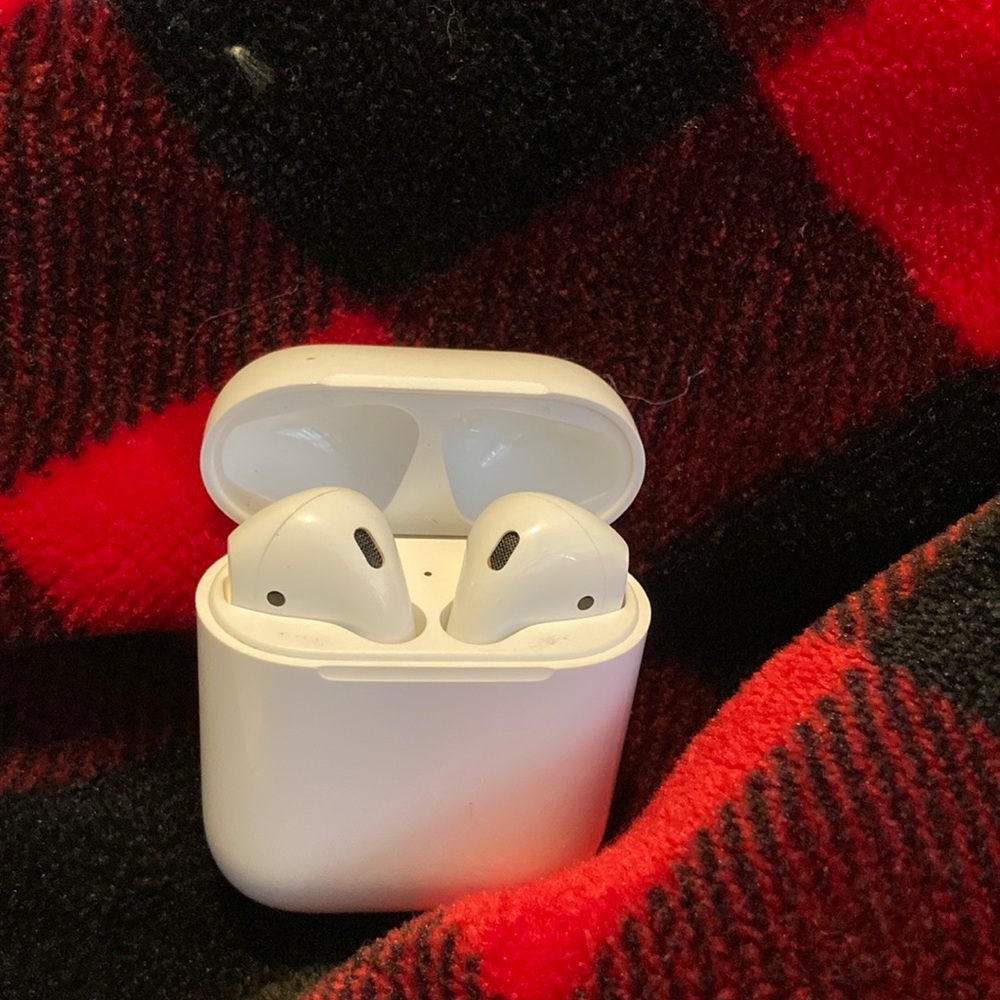 Apple Airpods 2nd generation - gently used, working condition